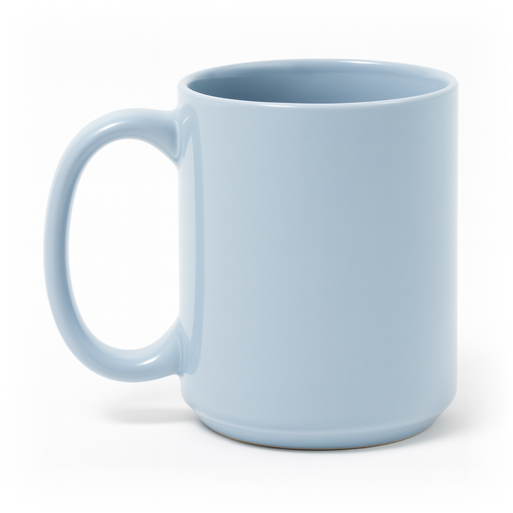 Niebieski ceramiczny kubek z okrągłym uchem na czystym, jasnym tle — zdjęcie produktowe.