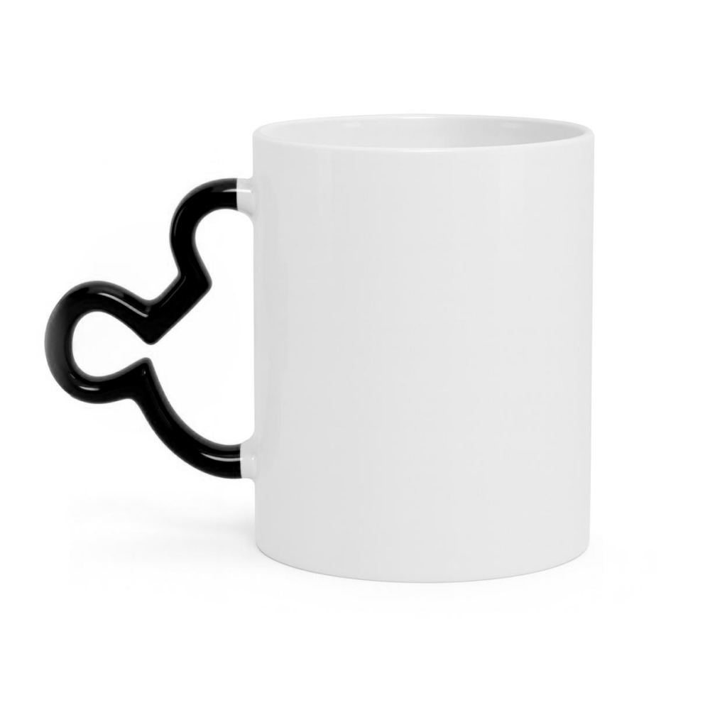 Biały ceramiczny kubek ze stylowym czarnym uchem w kształcie misia na czystym, białym tle — zdjęcie produktowe.