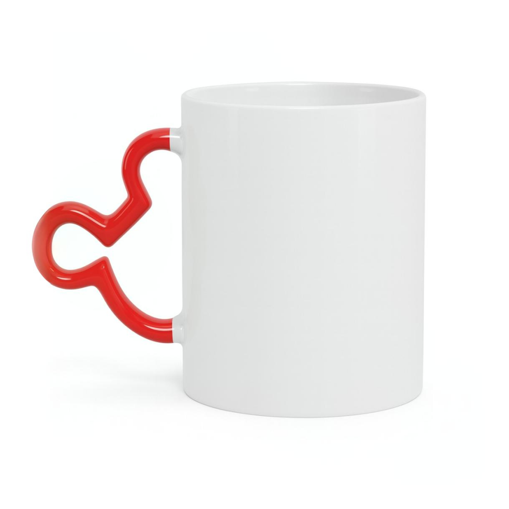 Biały ceramiczny kubek ze stylowym czerwonym uchem w kształcie myszki na czystym, białym tle — zdjęcie produktowe.