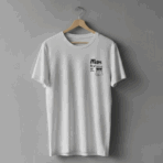 Biała koszulka wisząca na wieszaku na szarej ścianie. Po lewej stronie klatki piersiowej znajduje się czarny nadruk z napisem ‘Mam to w π…’ oraz rysunkiem kota o obojętnym wyrazie twarzy