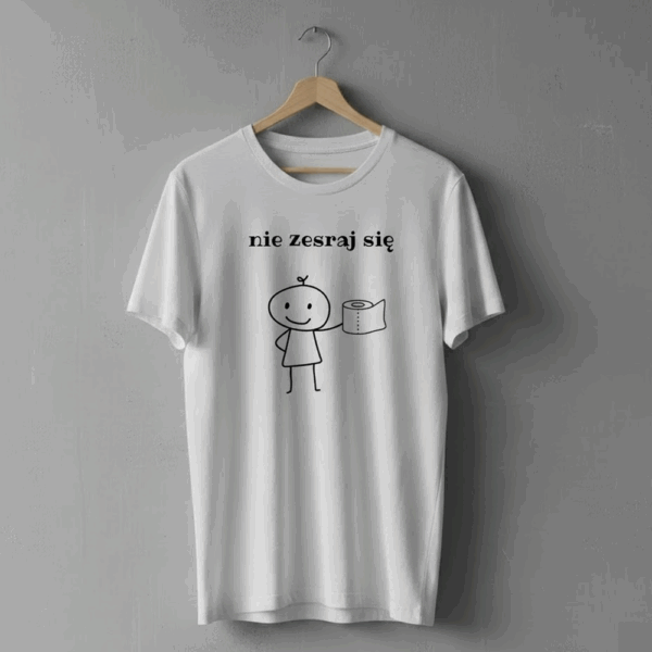 „Biała koszulka wisząca na drewnianym wieszaku, ozdobiona prostą ilustracją ludzika trzymającego rolkę papieru toaletowego oraz napisem ‘nie zesraj się’