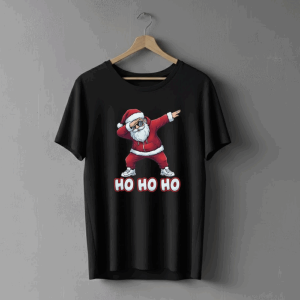 Czarna koszulka na wieszaku z grafiką tańczącego Mikołaja wykonującego gest ‘dab’ oraz napisem ‘HO HO HO’ pod ilustracją