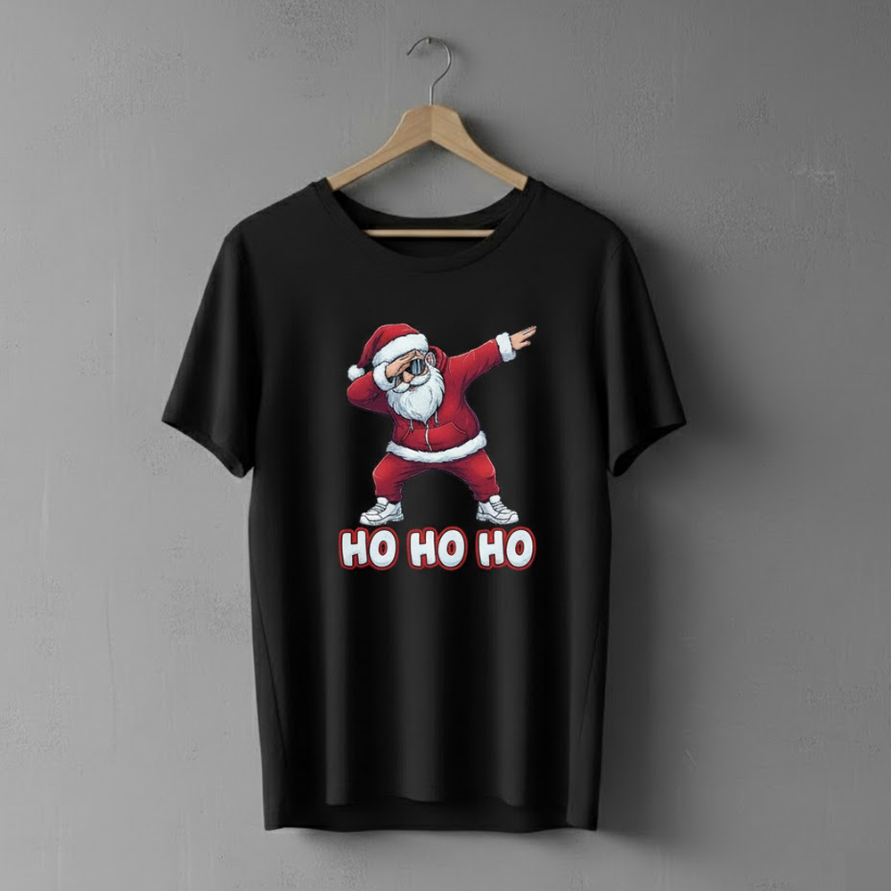 Czarna koszulka na wieszaku z grafiką tańczącego Mikołaja wykonującego gest ‘dab’ oraz napisem ‘HO HO HO’ pod ilustracją
