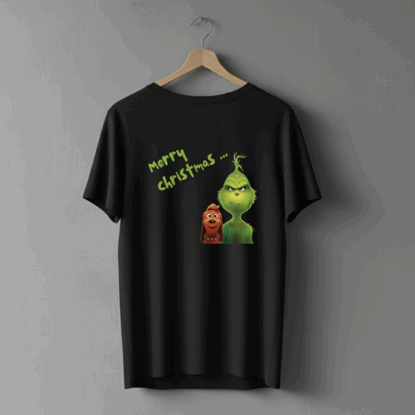Czarna koszulka wisząca na drewnianym wieszaku, ozdobiona kolorową grafiką Grincha i jego psa oraz zielonym napisem ‘Merry Christmas…’