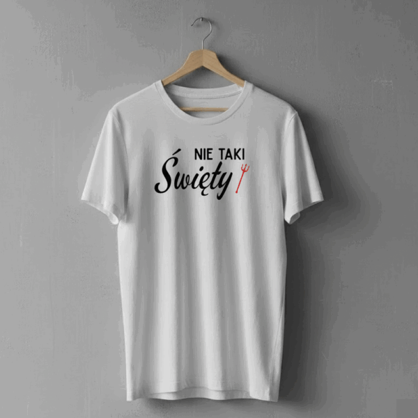 Biała koszulka wisząca na drewnianym wieszaku, ozdobiona napisem ‘Nie taki Święty’ z małą czerwoną trójzębną widłami obok