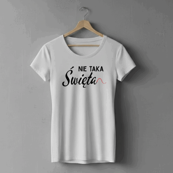 Biała koszulka wisząca na drewnianym wieszaku, ozdobiona minimalistycznym napisem ‘Nie taka Święta'