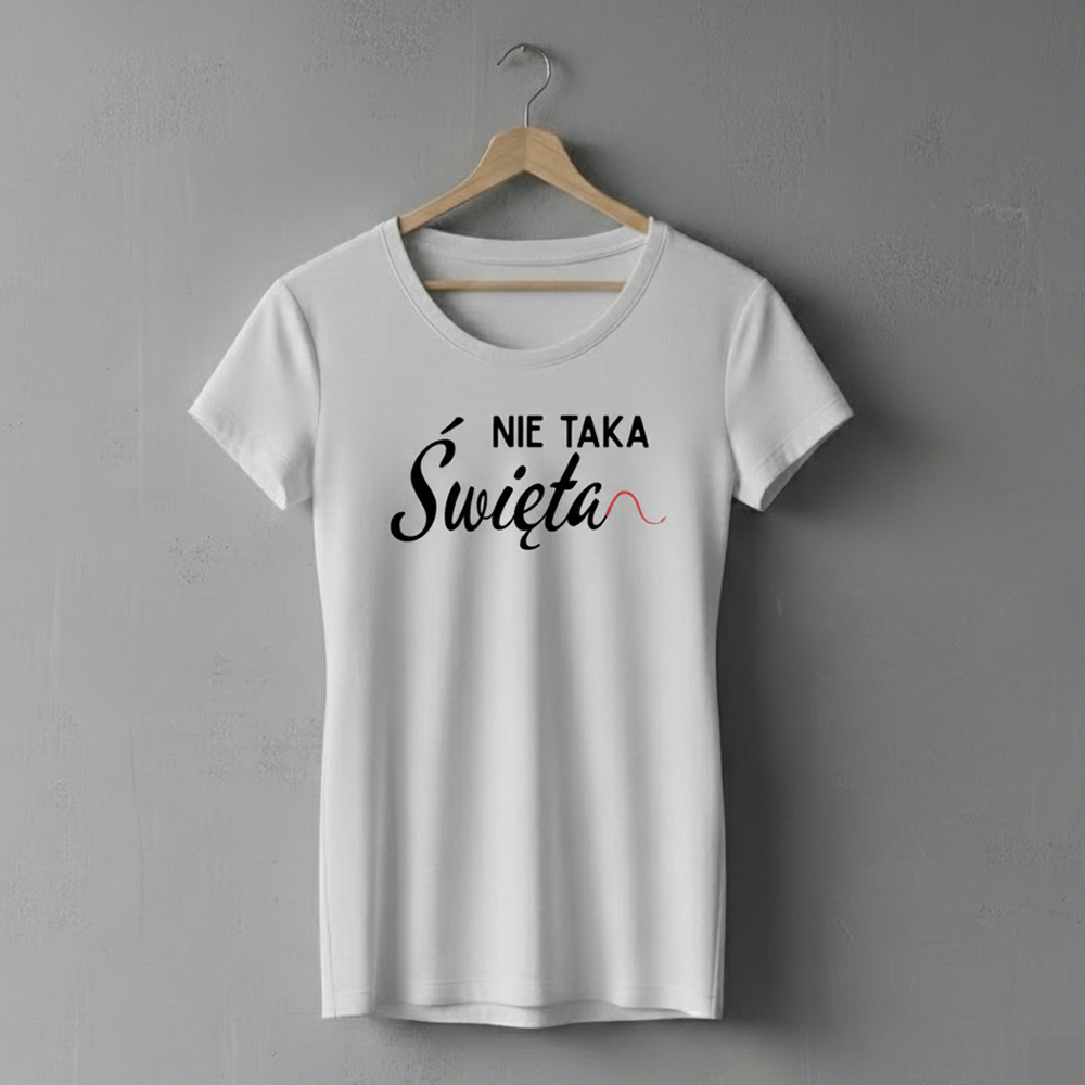 Biała koszulka wisząca na drewnianym wieszaku, ozdobiona minimalistycznym napisem ‘Nie taka Święta'