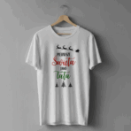 Biała koszulka wisząca na drewnianym wieszaku, ozdobiona nadrukiem z reniferami ciągnącymi sanie oraz napisem ‘Pierwsze Święta jako Tata’ i trzema choinkami.