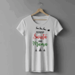 Biała koszulka wisząca na drewnianym wieszaku, ozdobiona nadrukiem z reniferami ciągnącymi sanie oraz napisem ‘Pierwsze Święta jako Mama’ i trzema choinkami