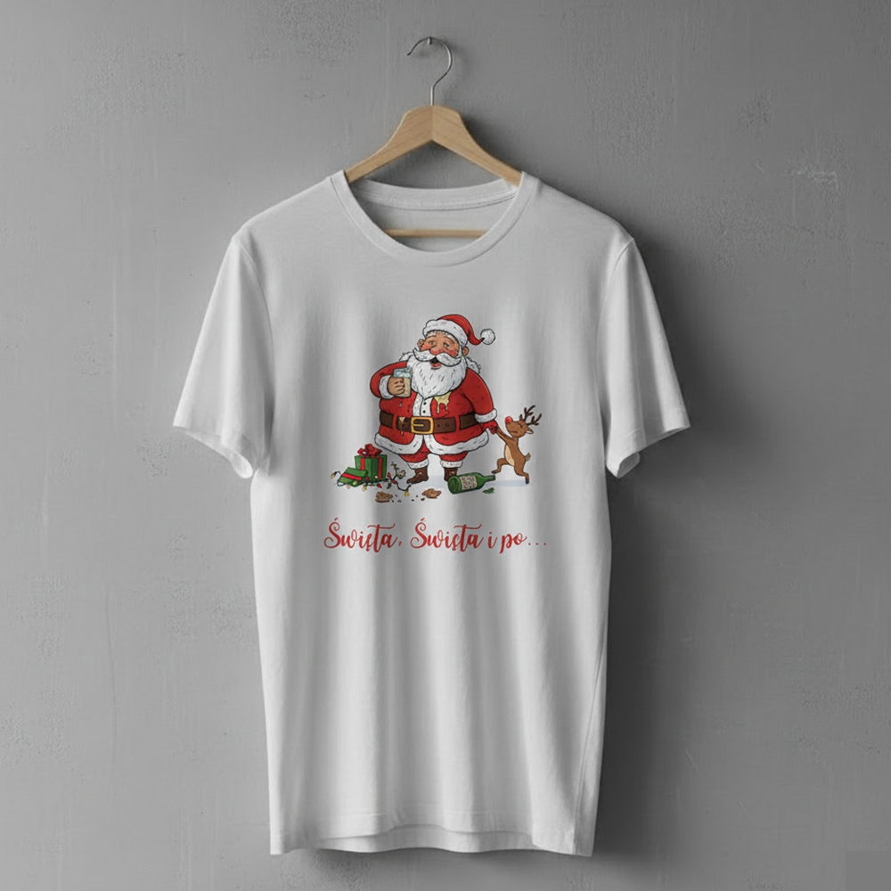 Biała koszulka wisząca na wieszaku, ozdobiona ilustracją roześmianego Mikołaja z kubkiem w dłoni, stojącego obok renifera i rozpakowanych prezentów, z napisem ‘Święta, Święta i po…’
