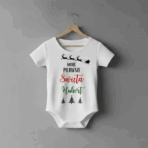 Białe body niemowlęce wiszące na wieszaku, ozdobione nadrukiem z reniferami ciągnącymi sanie oraz napisem ‘Moje pierwsze Święta – Hubert’ i trzema choinkami