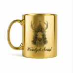 Złoty, połyskujący kubek z czarnym rysunkiem jelenia na tle choinki ze świąteczną gwiazdą na czubku oraz napisem ‘Wesołych Świąt’ u dołu