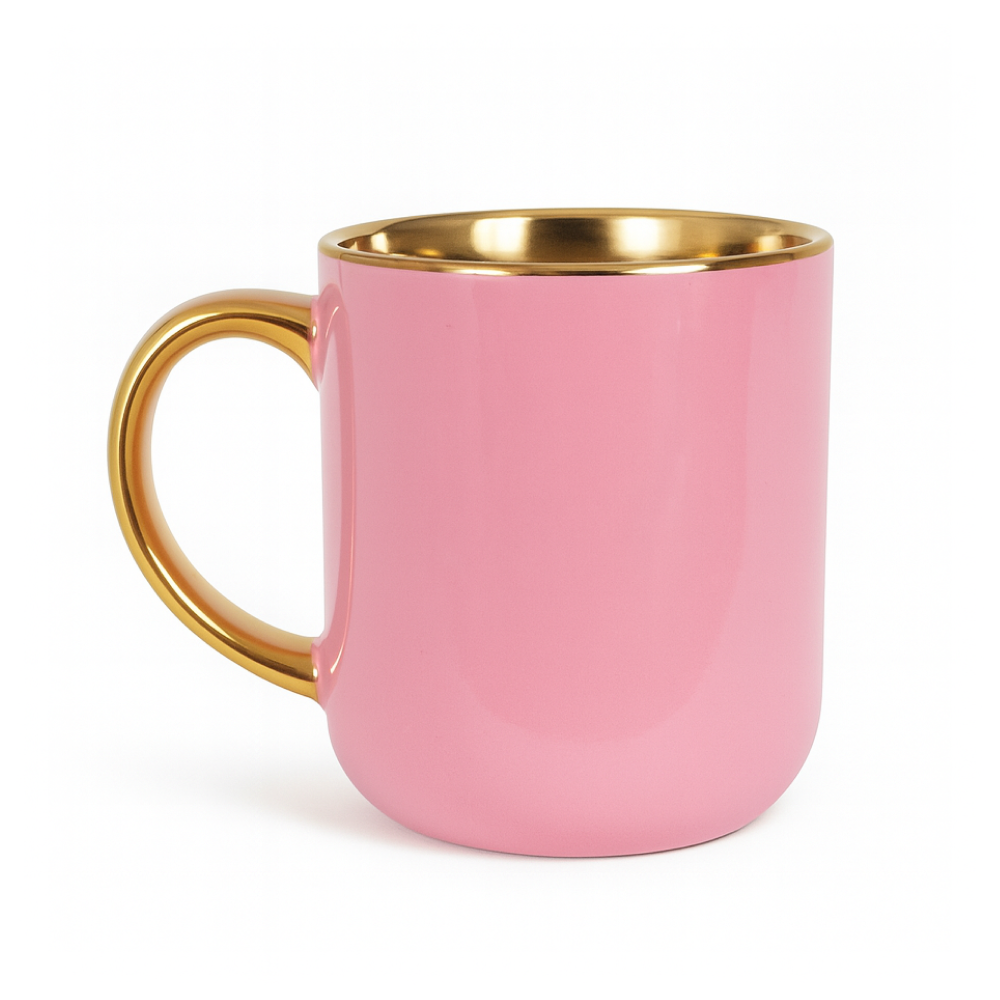 Różowy pudrowy ceramiczny kubek ze złotym wnętrzem i połyskującym złotym uchem na jasnym tle — zdjęcie produktowe.