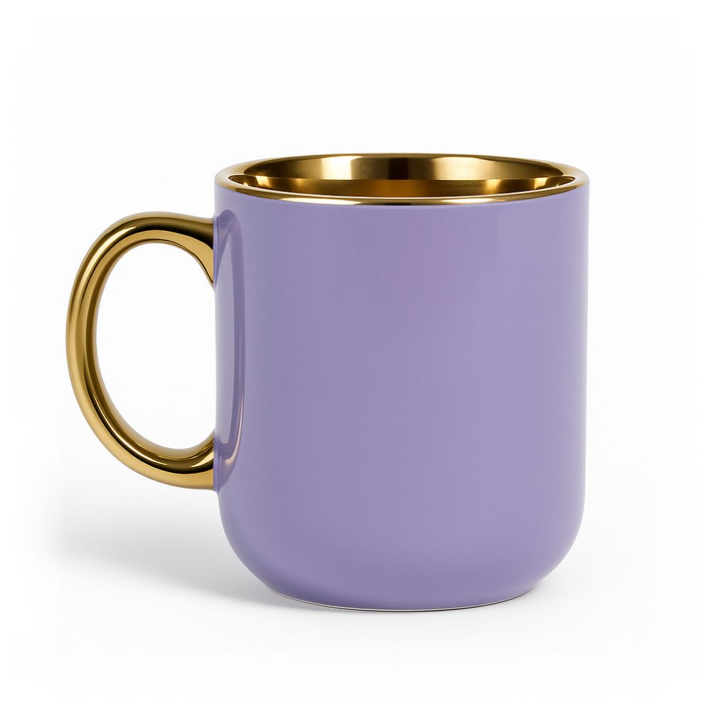 Fioletowy ceramiczny kubek ze złotym wnętrzem i połyskującym złotym uchem na jasnym tle — zdjęcie produktowe.
