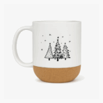 Biały kubek z korkową podstawą, ozdobiony czarną ilustracją trzech stylizowanych świątecznych choinek na tle drobnych gwiazdek