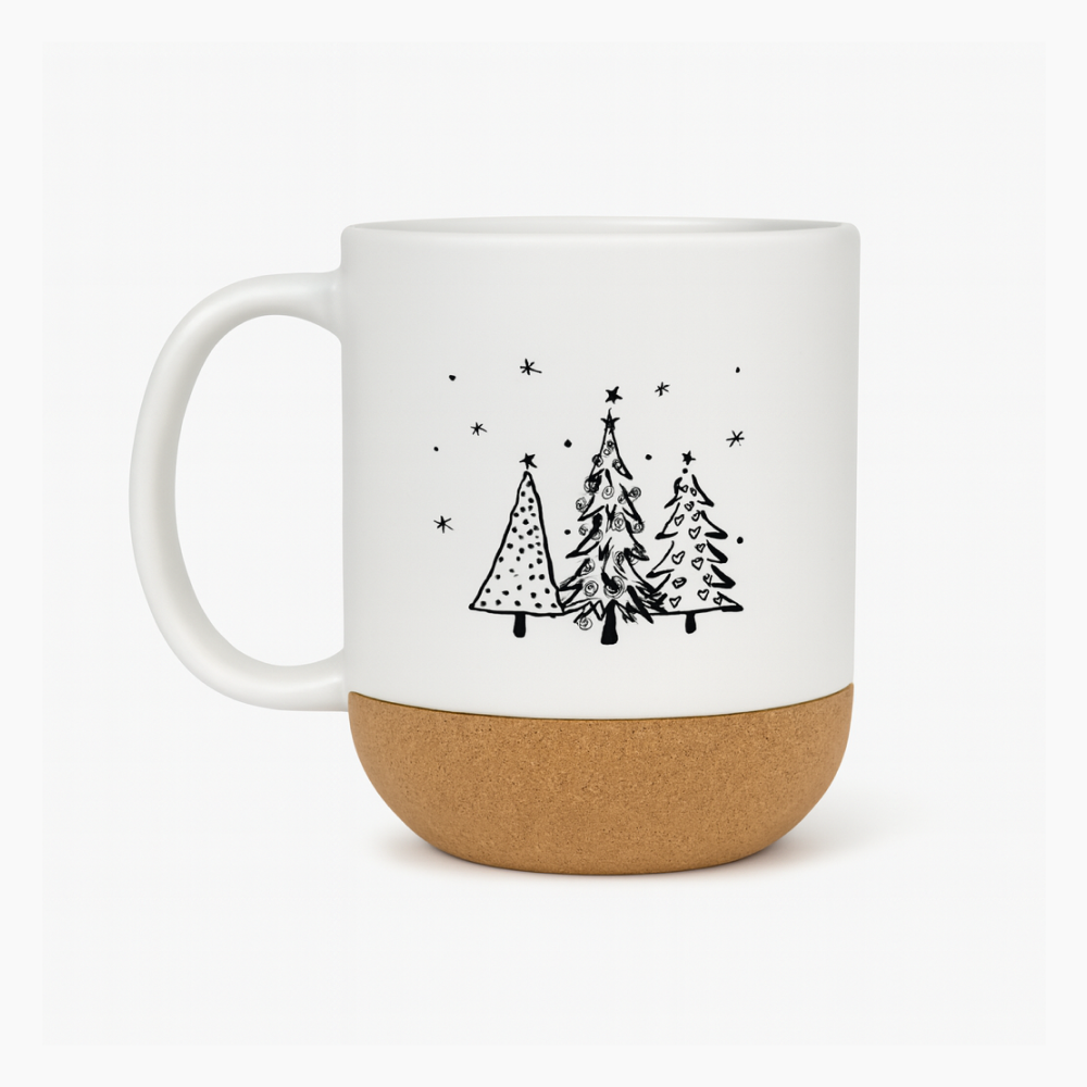 Biały kubek z korkową podstawą, ozdobiony czarną ilustracją trzech stylizowanych świątecznych choinek na tle drobnych gwiazdek
