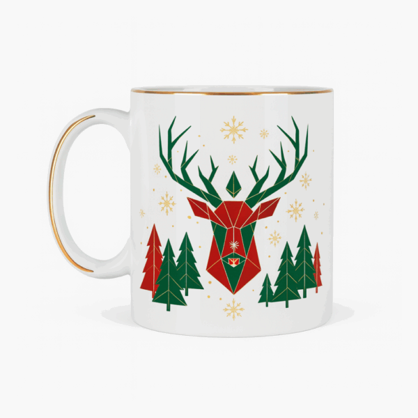 Biały kubek ze złotym rantem i ozdobnym złotym detalem na uchu, przedstawiający geometryczny czerwono-zielony wizerunek jelenia w otoczeniu świątecznych choinek i złotych płatków śniegu