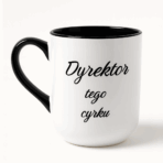 Biały kubek z czarnym uchem i czarnym rantem, ozdobiony napisem ‘Dyrektor tego cyrku’ w eleganckiej, ozdobnej czcionce