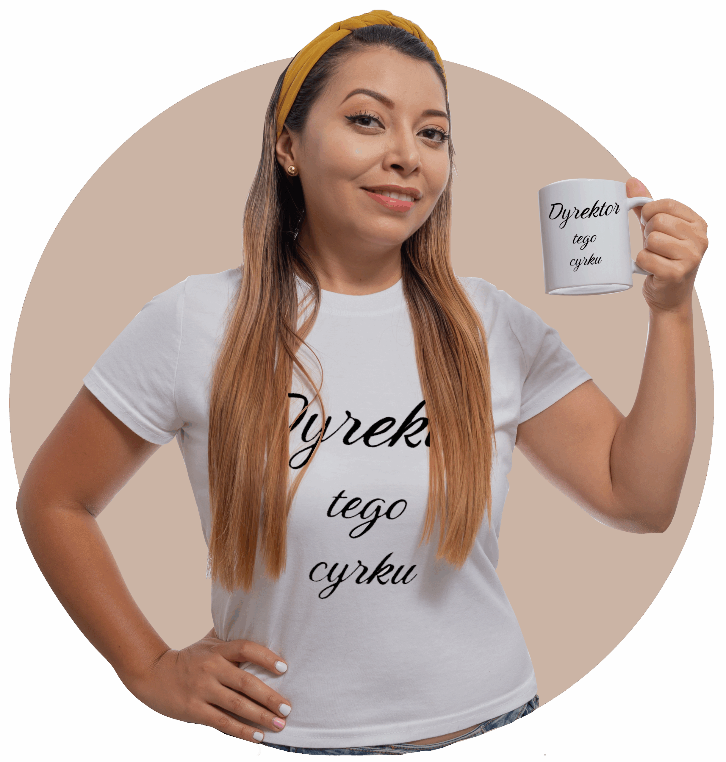 Uśmiechnięta kobieta trzymająca kubek i nosząca koszulkę z napisem ‘Dyrektor tego cyrku’ na beżowym tle